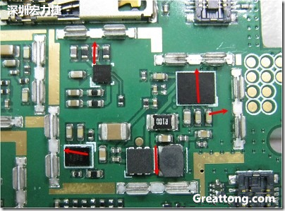 圖中顯示一塊電路板使用這種屏蔽夾(shielding clip)的實例?；旧衔覀冊趶澖堑牡胤蕉荚O計擺放了一個屏蔽夾，這樣可以讓作業員比較方便安裝屏蔽罩(shielding can)時的對位準確。然后在其他沒有屏蔽夾的地方也設計了一些接地的布線，一來可以稍微提升屏蔽罩的電磁隔絕能力，另一方面也可以為屏蔽夾無效時，馬上可以更改為屏蔽框，而無需要重新設計電路板。