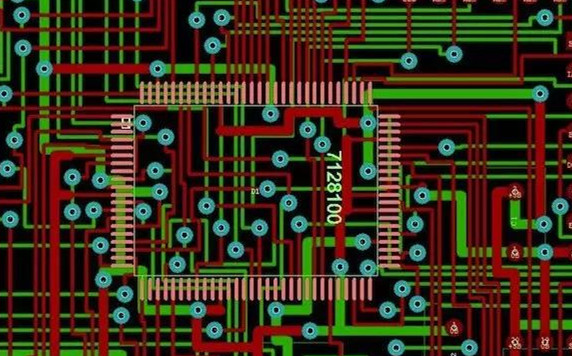 圖1：兩種PCB模型的部分電路。頂圖：傳統設計版本。